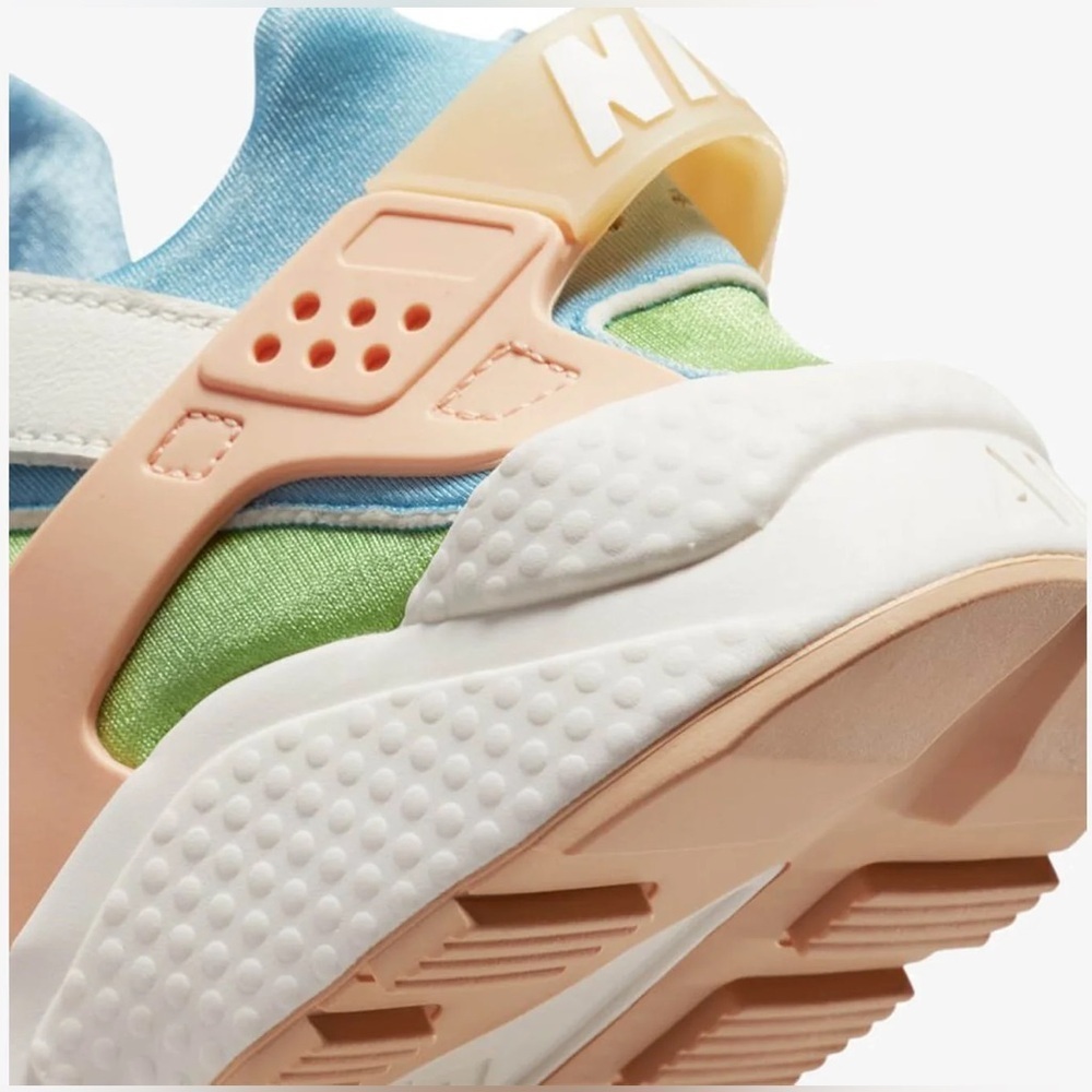 Nike
huarache
'sun club'
brand new
NWOT - Picture 5 of 6